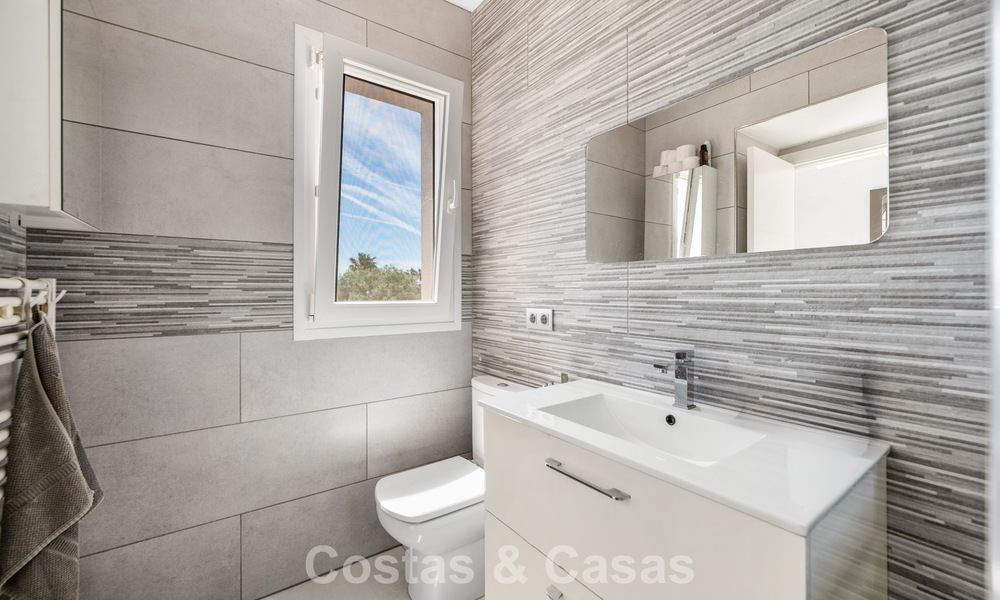 Instapklare, gemoderniseerde mediterrane villa te koop op enkele meters van het strand tussen Marbella en Estepona 799615