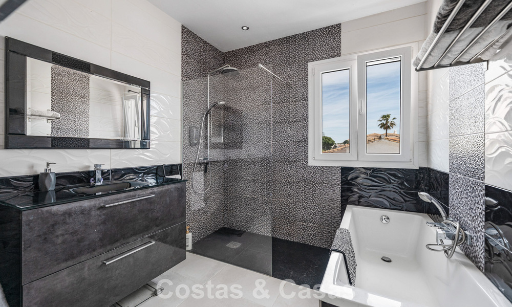 Instapklare, gemoderniseerde mediterrane villa te koop op enkele meters van het strand tussen Marbella en Estepona 799619