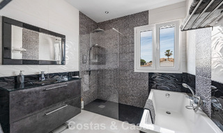Instapklare, gemoderniseerde mediterrane villa te koop op enkele meters van het strand tussen Marbella en Estepona 799619 