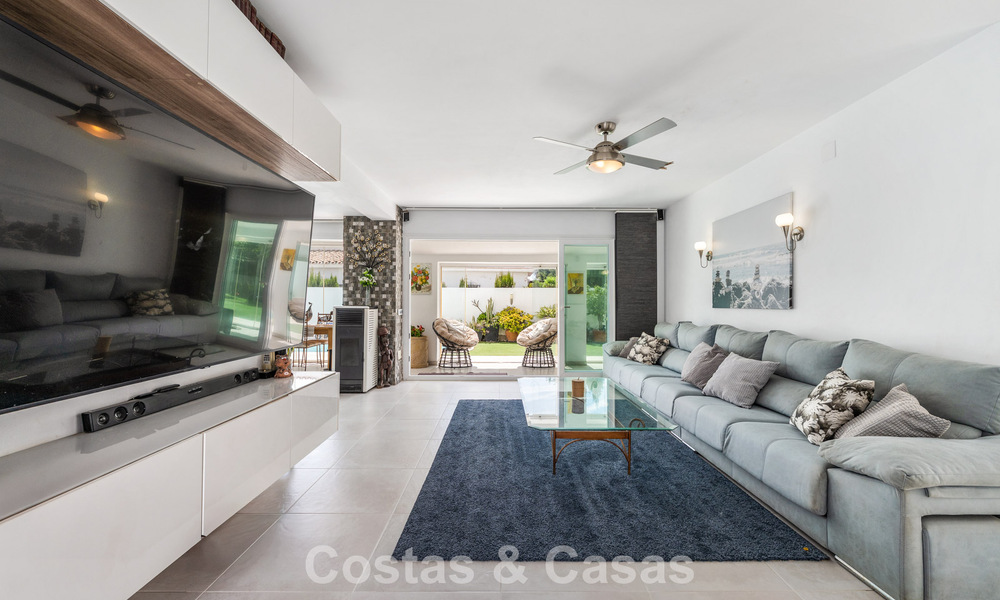 Instapklare, gemoderniseerde mediterrane villa te koop op enkele meters van het strand tussen Marbella en Estepona 799621