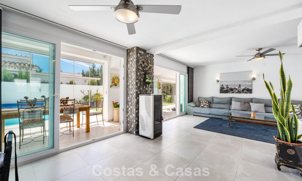 Instapklare, gemoderniseerde mediterrane villa te koop op enkele meters van het strand tussen Marbella en Estepona 799623