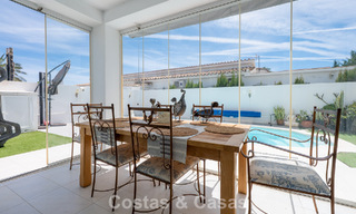 Instapklare, gemoderniseerde mediterrane villa te koop op enkele meters van het strand tussen Marbella en Estepona 799627 