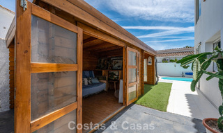 Instapklare, gemoderniseerde mediterrane villa te koop op enkele meters van het strand tussen Marbella en Estepona 799628 