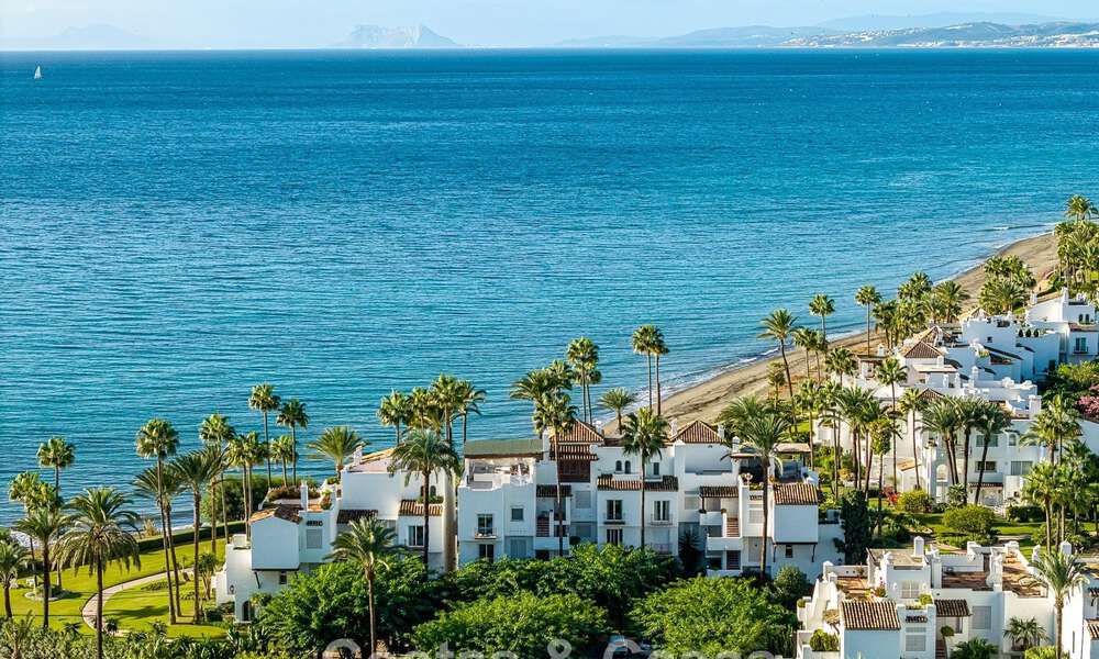 Exclusief gerenoveerd frontlinie strand appartement met direct zeezicht te koop op de New Golden Mile, Estepona Oost 799555