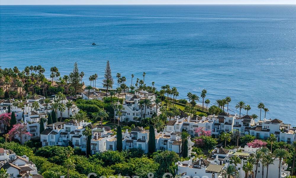 Exclusief gerenoveerd frontlinie strand appartement met direct zeezicht te koop op de New Golden Mile, Estepona Oost 799556