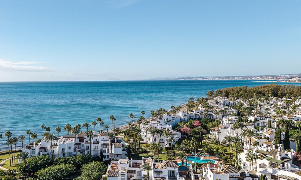 Exclusief gerenoveerd frontlinie strand appartement met direct zeezicht te koop op de New Golden Mile, Estepona Oost 799557
