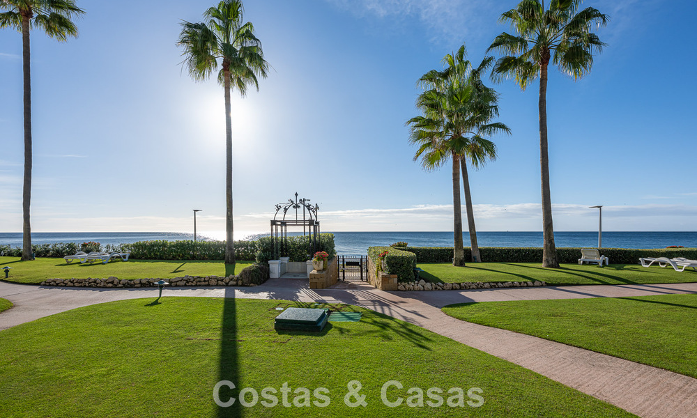 Exclusief gerenoveerd frontlinie strand appartement met direct zeezicht te koop op de New Golden Mile, Estepona Oost 799560