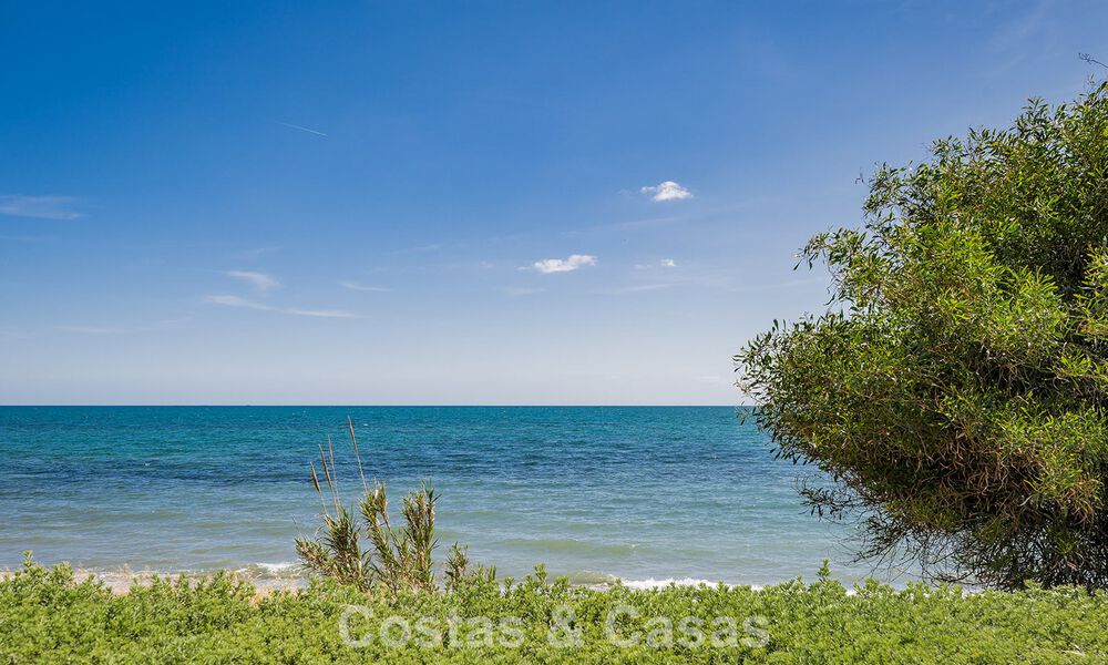 Exclusief gerenoveerd frontlinie strand appartement met direct zeezicht te koop op de New Golden Mile, Estepona Oost 799576