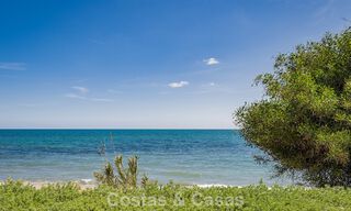 Exclusief gerenoveerd frontlinie strand appartement met direct zeezicht te koop op de New Golden Mile, Estepona Oost 799576 
