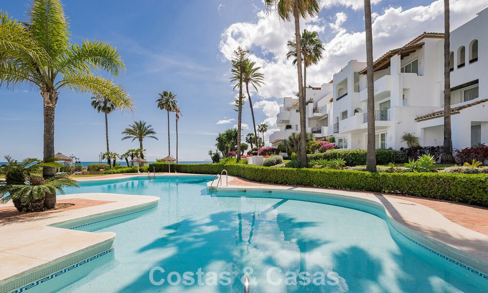 Exclusief gerenoveerd frontlinie strand appartement met direct zeezicht te koop op de New Golden Mile, Estepona Oost 799578