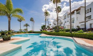Exclusief gerenoveerd frontlinie strand appartement met direct zeezicht te koop op de New Golden Mile, Estepona Oost 799578 