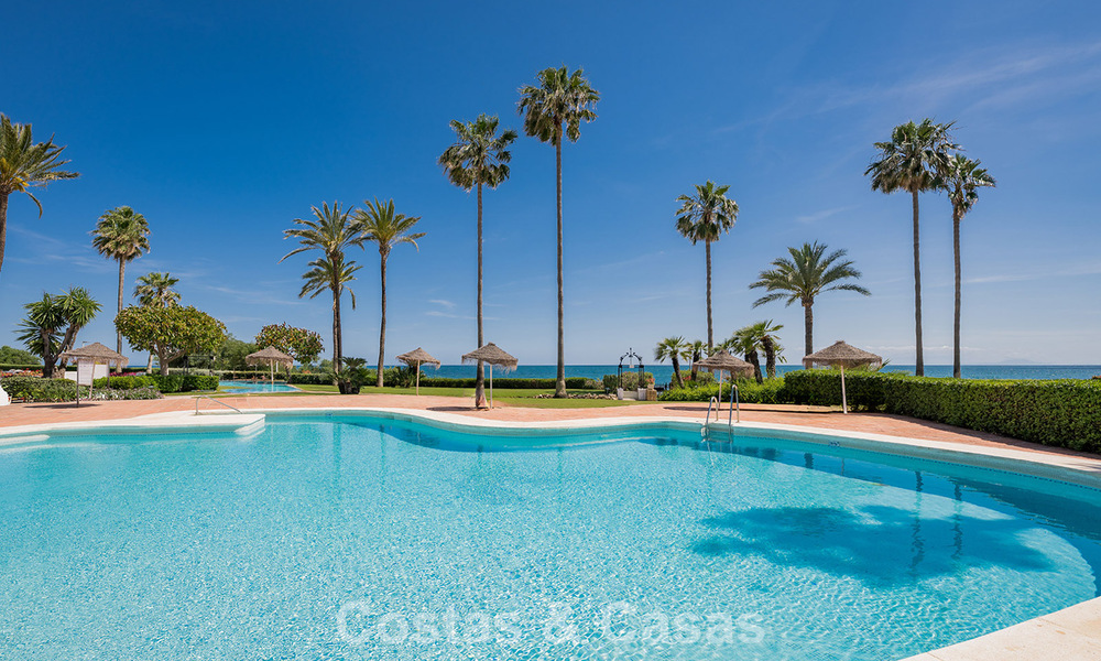 Exclusief gerenoveerd frontlinie strand appartement met direct zeezicht te koop op de New Golden Mile, Estepona Oost 799580
