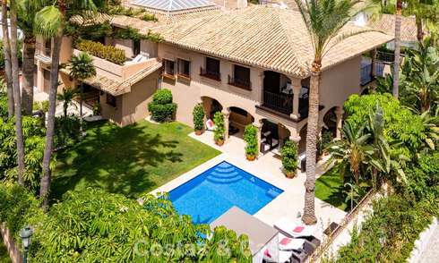 Tijdloze Andalusische luxevilla in dé exclusieve gated community te koop van Los Monteros, Marbella 799675