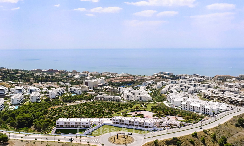 Moderne nieuwbouwhuizen met berg- en zeezicht te koop in een resort-stijl complex in Fuengirola, Costa del Sol 799595