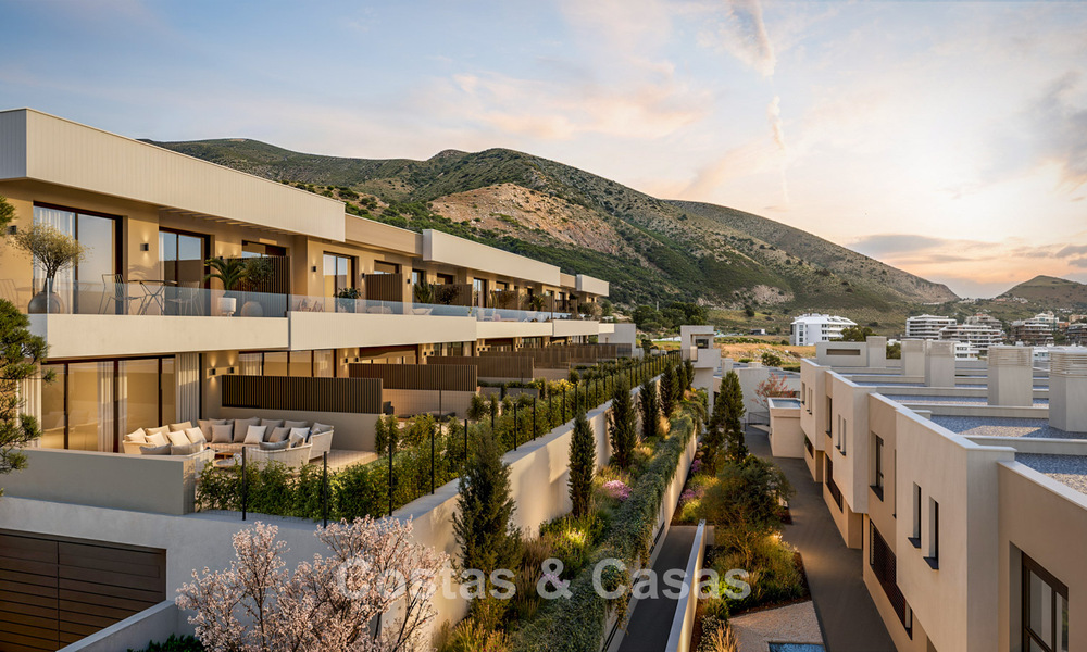 Moderne nieuwbouwhuizen met berg- en zeezicht te koop in een resort-stijl complex in Fuengirola, Costa del Sol 799600