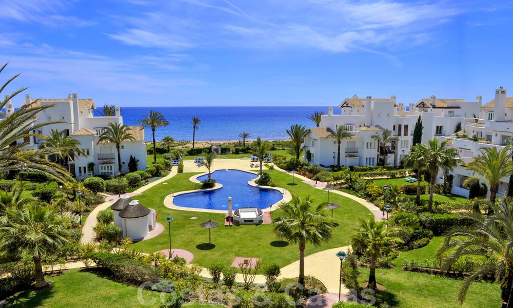 Beachfront, eerstelijnstrand en golf appartementen te koop in Marbella, Los Monteros Playa 20449