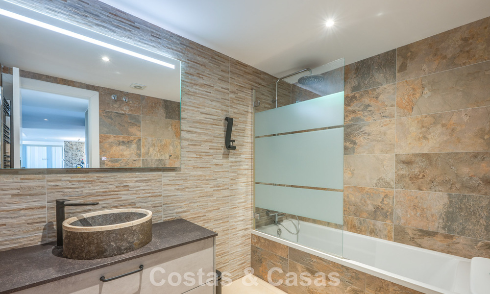 Gerenoveerd, frontline golf appartement te koop dicht bij alle voorzieningen in Guadalmina Alta en San Pedro, Marbella 799690