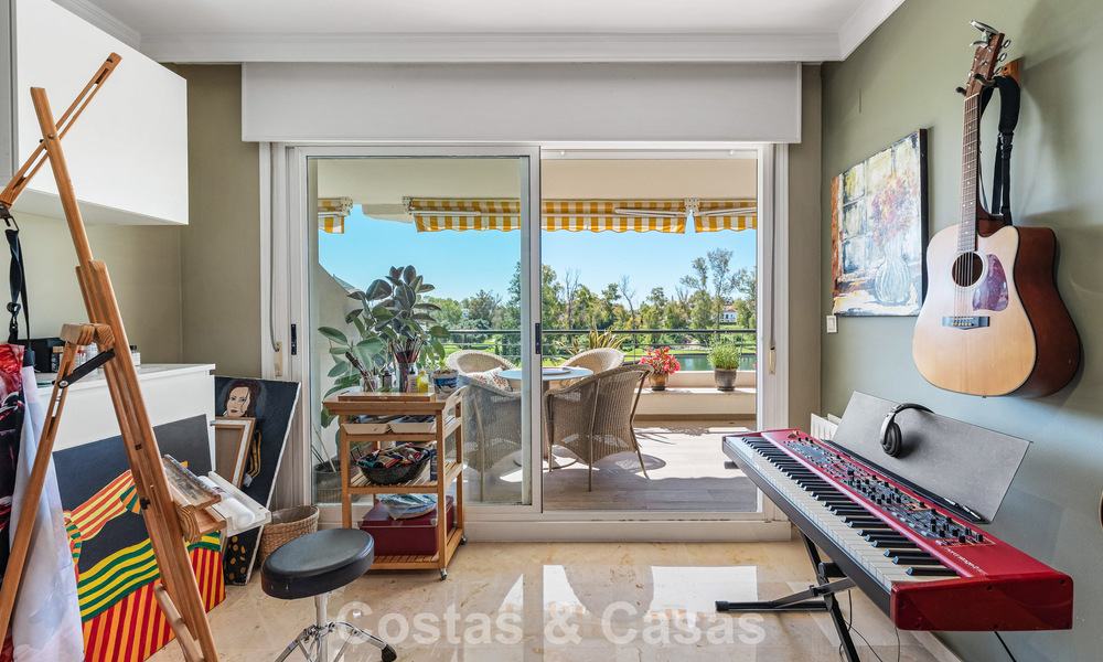 Gerenoveerd, frontline golf appartement te koop dicht bij alle voorzieningen in Guadalmina Alta en San Pedro, Marbella 799695