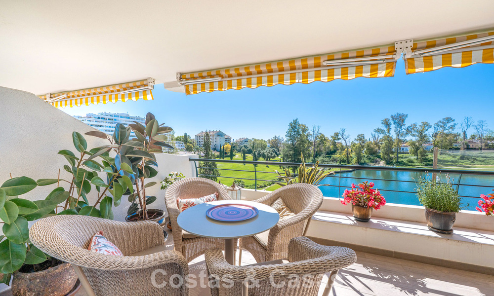 Gerenoveerd, frontline golf appartement te koop dicht bij alle voorzieningen in Guadalmina Alta en San Pedro, Marbella 799697
