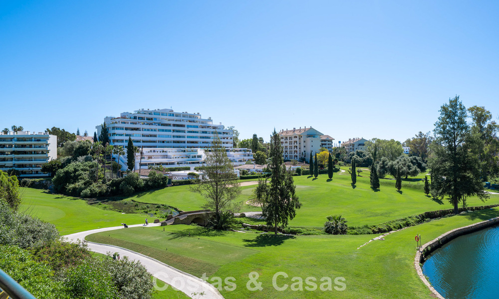 Gerenoveerd, frontline golf appartement te koop dicht bij alle voorzieningen in Guadalmina Alta en San Pedro, Marbella 799702