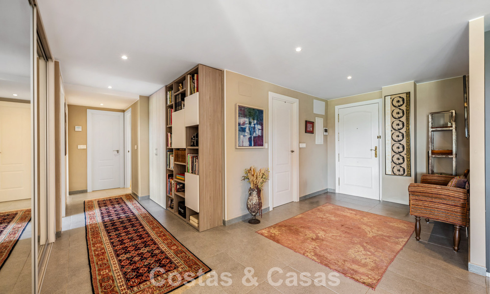 Gerenoveerd, frontline golf appartement te koop dicht bij alle voorzieningen in Guadalmina Alta en San Pedro, Marbella 799710
