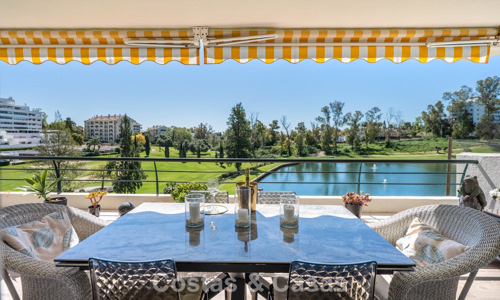 Gerenoveerd, frontline golf appartement te koop dicht bij alle voorzieningen in Guadalmina Alta en San Pedro, Marbella 799717