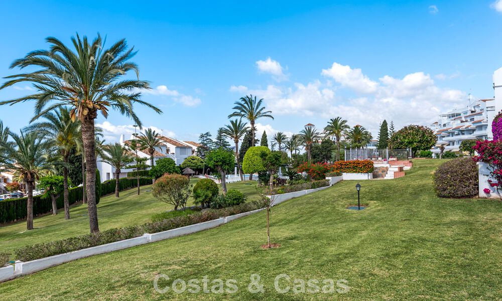 Elegante gelijkvloers appartement met zeezicht in Nueva Andalucia, op wandelafstand van Puerto Banus, Marbella 799760