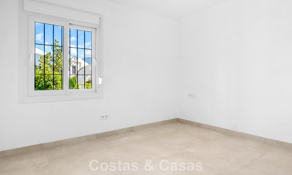 Elegante gelijkvloers appartement met zeezicht in Nueva Andalucia, op wandelafstand van Puerto Banus, Marbella 799761