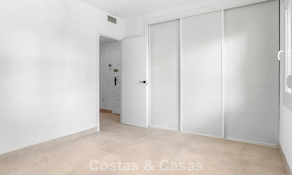 Elegante gelijkvloers appartement met zeezicht in Nueva Andalucia, op wandelafstand van Puerto Banus, Marbella 799762