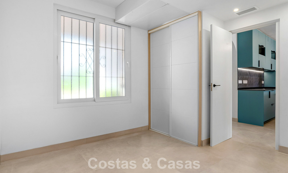 Elegante gelijkvloers appartement met zeezicht in Nueva Andalucia, op wandelafstand van Puerto Banus, Marbella 799764