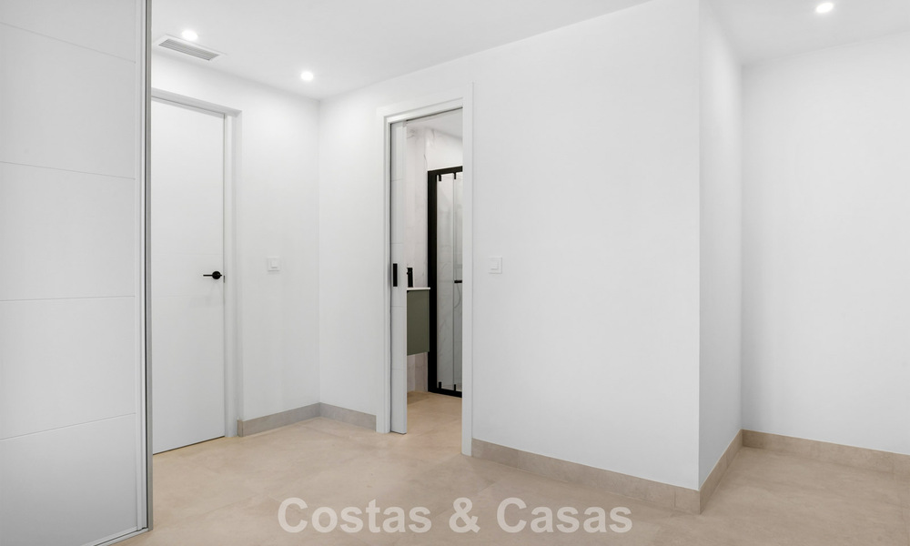 Elegante gelijkvloers appartement met zeezicht in Nueva Andalucia, op wandelafstand van Puerto Banus, Marbella 799765