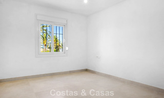 Elegante gelijkvloers appartement met zeezicht in Nueva Andalucia, op wandelafstand van Puerto Banus, Marbella 799767 