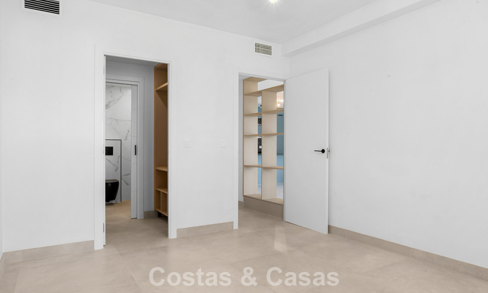 Elegante gelijkvloers appartement met zeezicht in Nueva Andalucia, op wandelafstand van Puerto Banus, Marbella 799768
