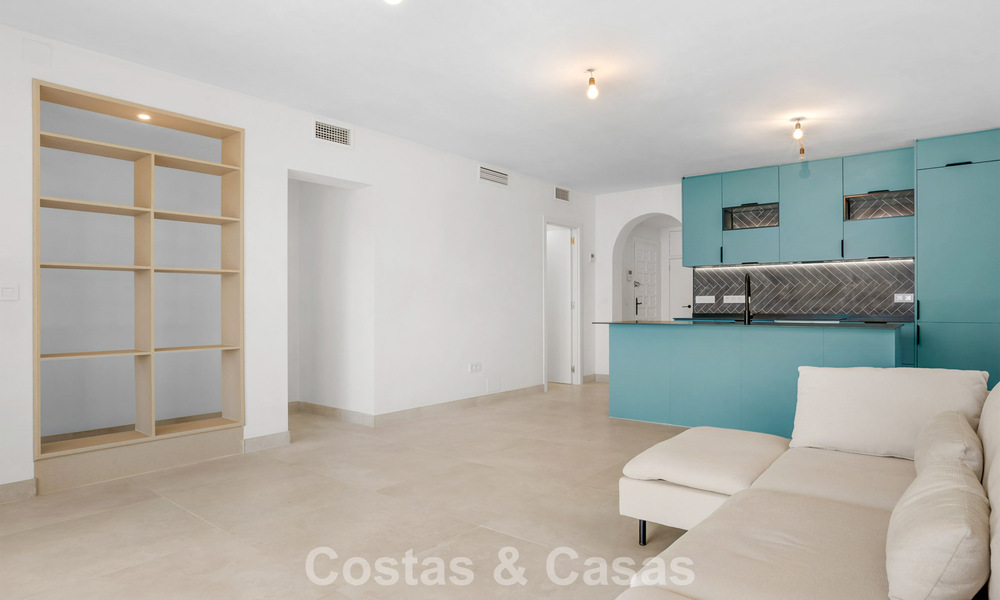 Elegante gelijkvloers appartement met zeezicht in Nueva Andalucia, op wandelafstand van Puerto Banus, Marbella 799778