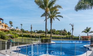 Gemoderniseerd appartement met zeezicht te koop op loopafstand van Puerto Banus en het strand in Nueva Andalucia, Marbella 799786 