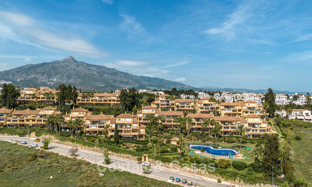 Gemoderniseerd appartement met zeezicht te koop op loopafstand van Puerto Banus en het strand in Nueva Andalucia, Marbella 799788