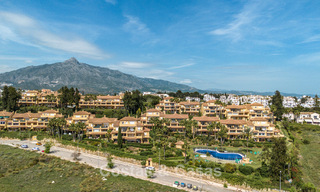Gemoderniseerd appartement met zeezicht te koop op loopafstand van Puerto Banus en het strand in Nueva Andalucia, Marbella 799788 