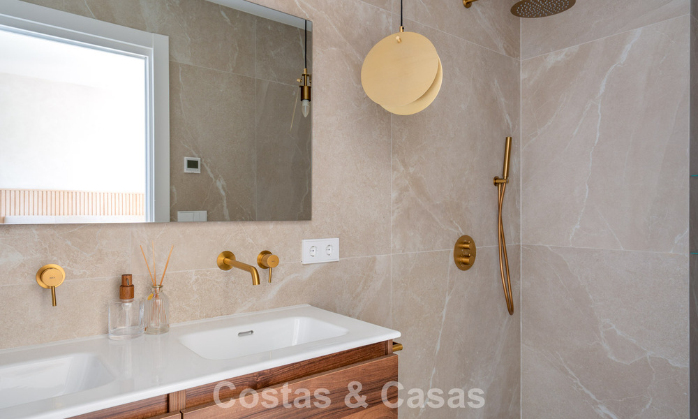 Gemoderniseerd appartement met zeezicht te koop op loopafstand van Puerto Banus en het strand in Nueva Andalucia, Marbella 799793