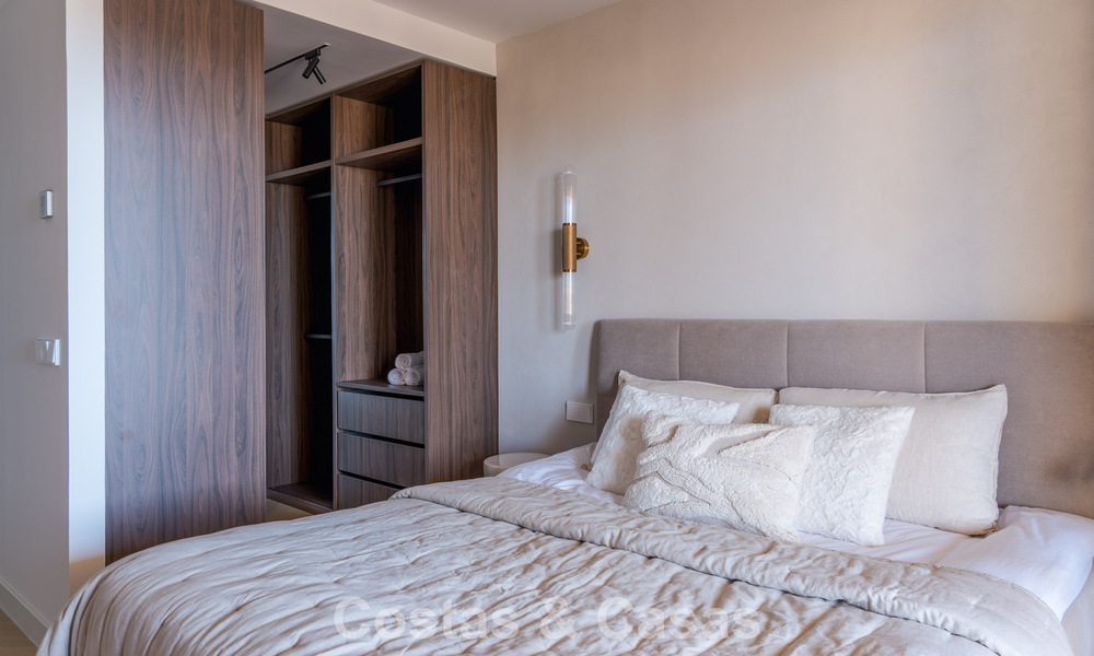 Gemoderniseerd appartement met zeezicht te koop op loopafstand van Puerto Banus en het strand in Nueva Andalucia, Marbella 799798