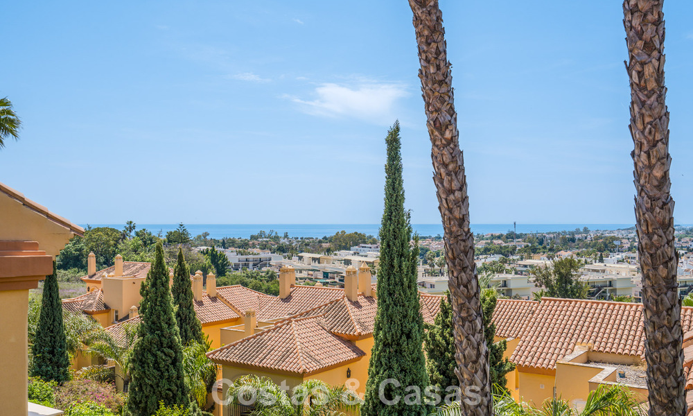 Gemoderniseerd appartement met zeezicht te koop op loopafstand van Puerto Banus en het strand in Nueva Andalucia, Marbella 799802