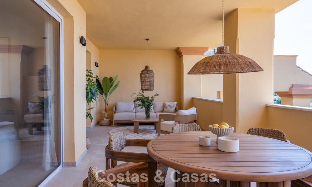 Gemoderniseerd appartement met zeezicht te koop op loopafstand van Puerto Banus en het strand in Nueva Andalucia, Marbella 799803