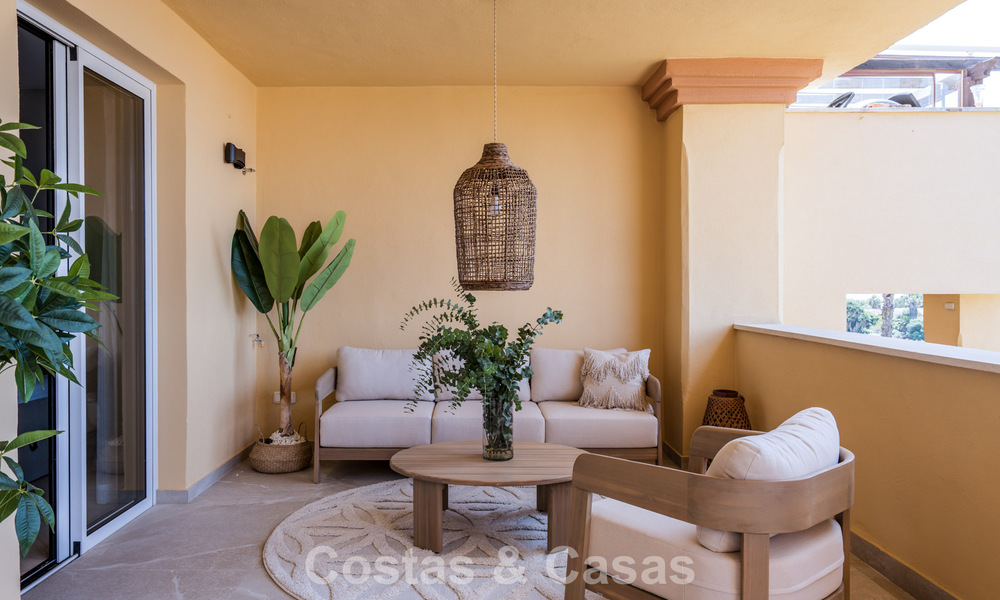Gemoderniseerd appartement met zeezicht te koop op loopafstand van Puerto Banus en het strand in Nueva Andalucia, Marbella 799804
