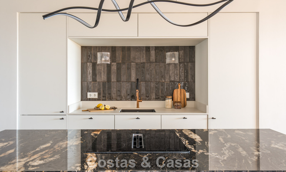 Gemoderniseerd appartement met zeezicht te koop op loopafstand van Puerto Banus en het strand in Nueva Andalucia, Marbella 799808