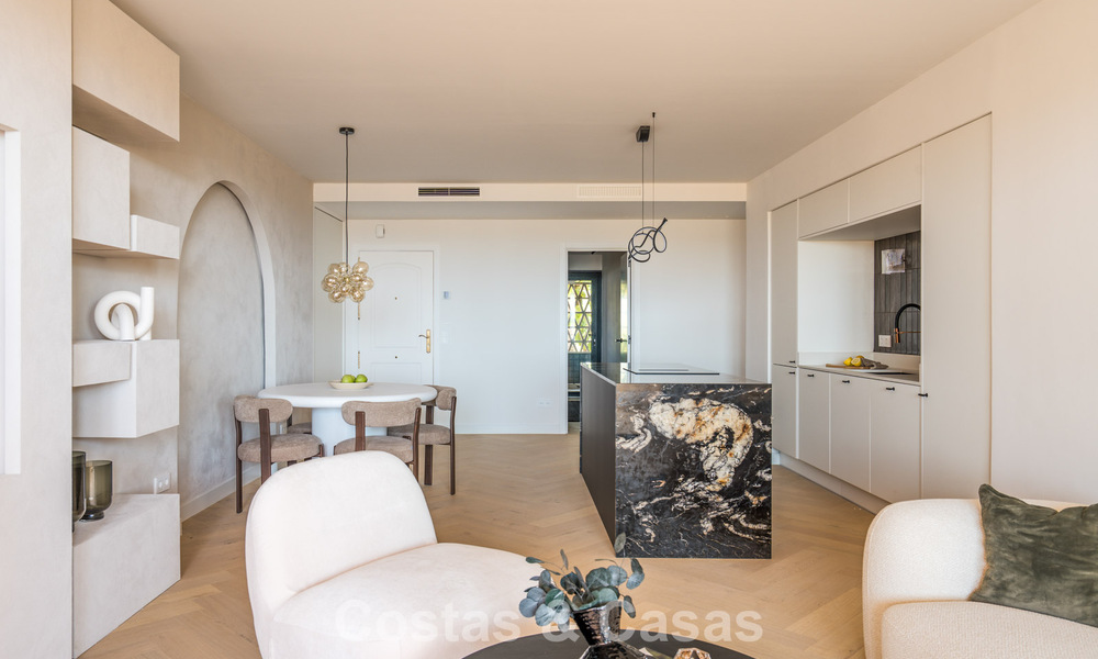 Gemoderniseerd appartement met zeezicht te koop op loopafstand van Puerto Banus en het strand in Nueva Andalucia, Marbella 799809