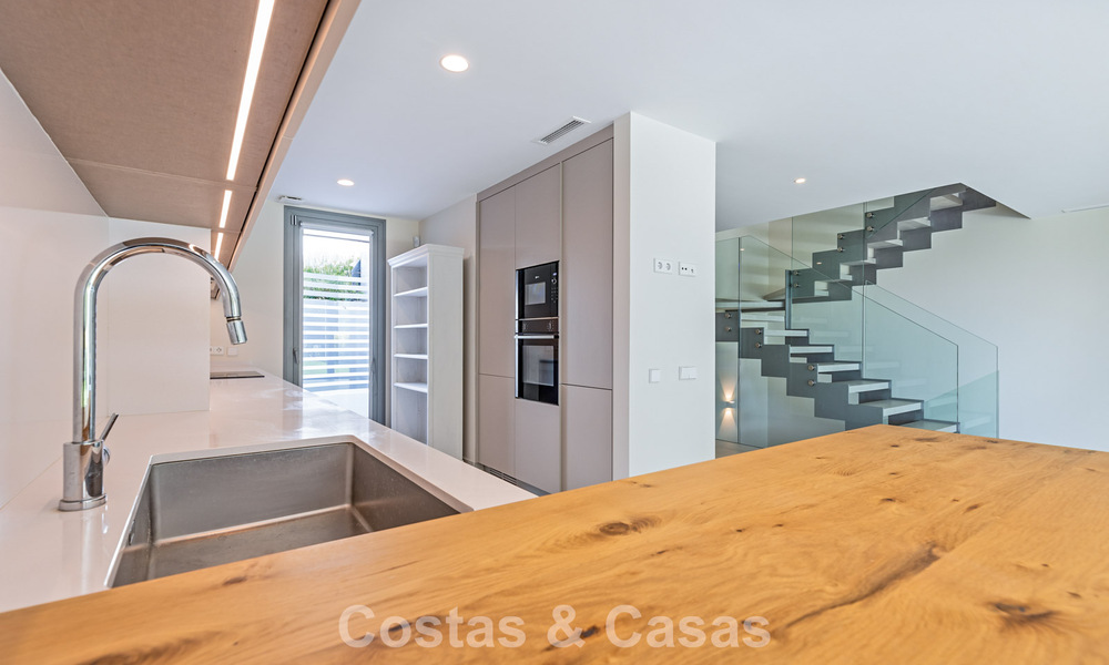 Moderne halfvrijstaande villa te koop dicht bij voorzieningen in Guadalmina en San Pedro centrum, Marbella 799888