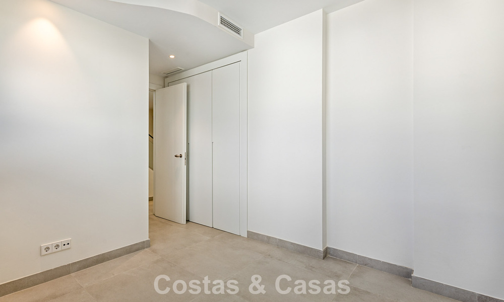 Moderne halfvrijstaande villa te koop dicht bij voorzieningen in Guadalmina en San Pedro centrum, Marbella 799899