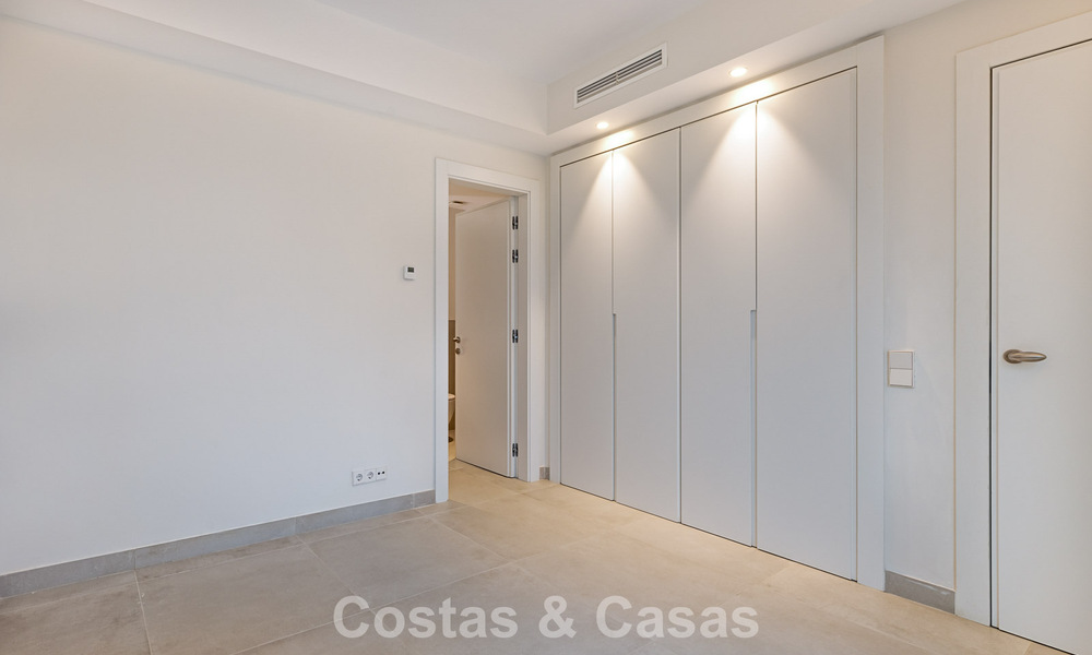 Moderne halfvrijstaande villa te koop dicht bij voorzieningen in Guadalmina en San Pedro centrum, Marbella 799904