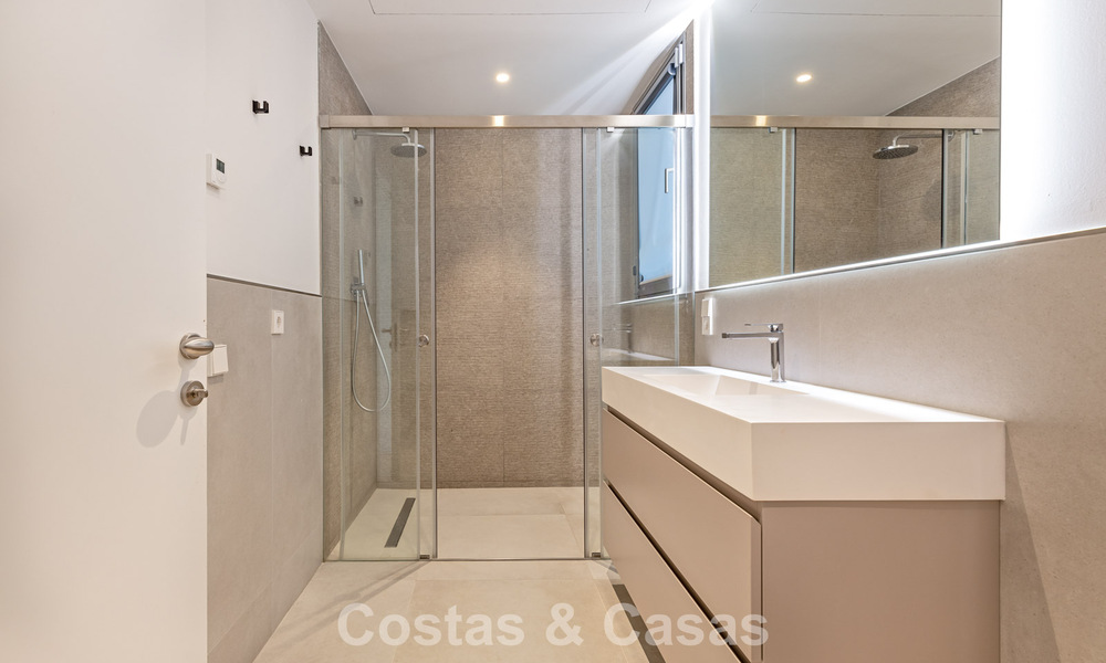 Moderne halfvrijstaande villa te koop dicht bij voorzieningen in Guadalmina en San Pedro centrum, Marbella 799905