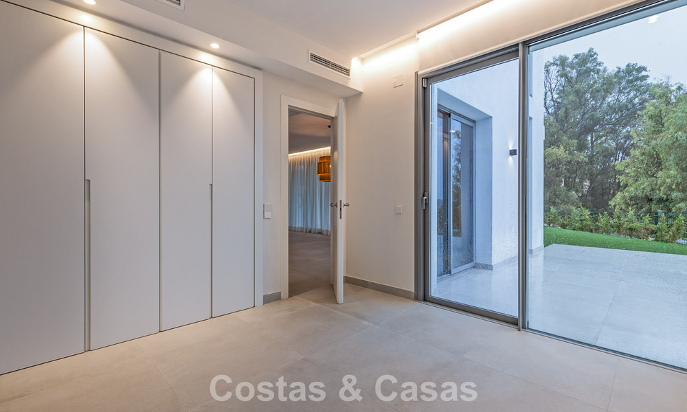 Moderne halfvrijstaande villa te koop dicht bij voorzieningen in Guadalmina en San Pedro centrum, Marbella 799906