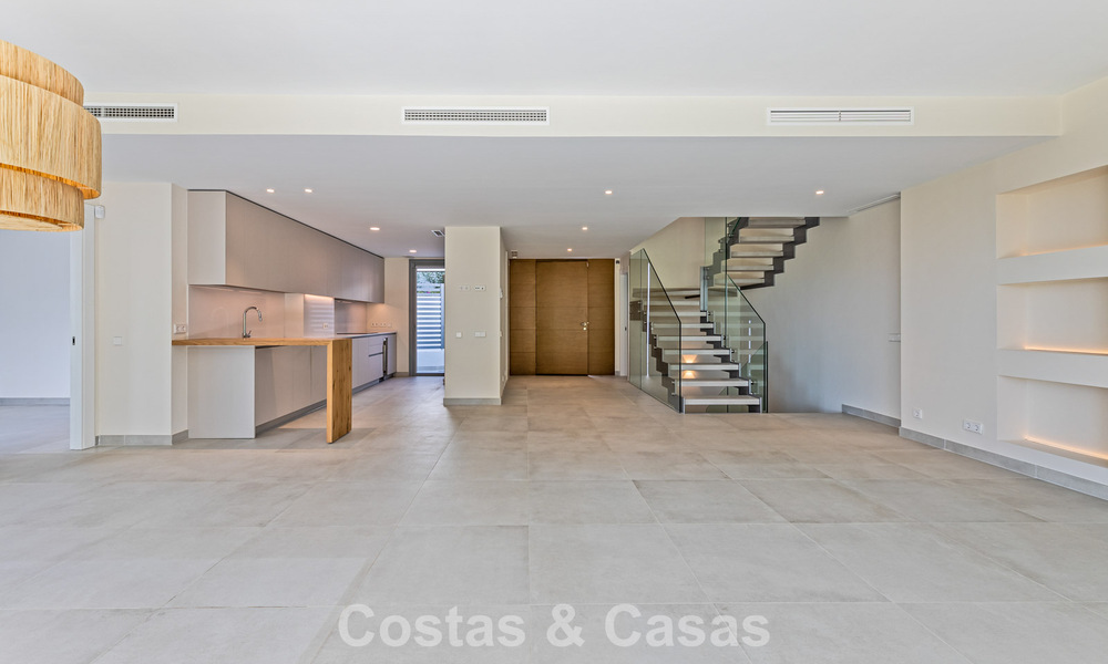 Moderne halfvrijstaande villa te koop dicht bij voorzieningen in Guadalmina en San Pedro centrum, Marbella 799911